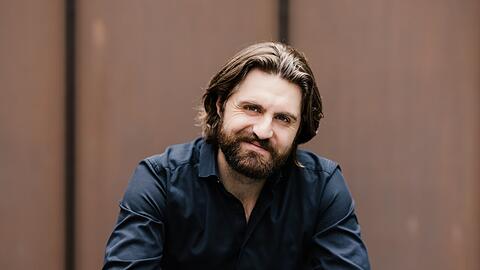 Konstantin Krimmel wurde 2993 in Ulm geboren. Er sang bei den dortigen St. Georgs Chorknaben und begann 2014 in Stuttgart. Seit der Spielzeit 2021/2022 ist er Ensemblemitglied der Bayerischen Staatsoper. Krimmel ist auch ein gefragter Liedinterpret.