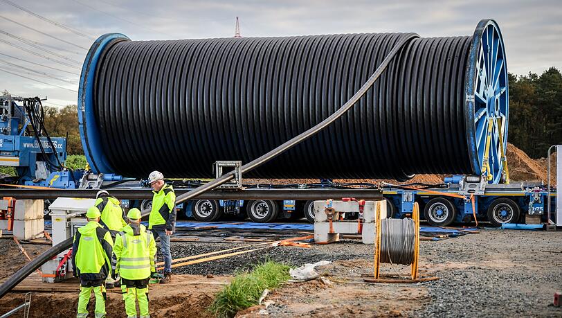 Die Stromtrasse Suedlink soll Strom aus Erneuerbaren Energien von Norddeutschland in den Süden transportieren. (Archivbild) Die Stromtrasse Suedlink soll Strom aus Erneuerbaren Energien von Norddeutschland in den Süden transportieren. (Archivbild)
