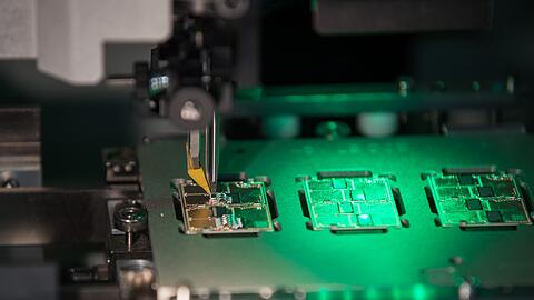 Die Hersteller von Maschinen zur Elektronik-Herstellung sch&ouml;pfen langsam wieder Hoffnung. (Archivbild)