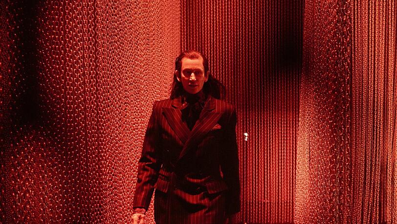 Woland ist als Tourist nach Moskau gekommen - und ist der Teufel. Wiebke Puls spielt diese mephistotelische Figur.