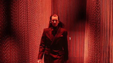 Woland ist als Tourist nach Moskau gekommen - und ist der Teufel. Wiebke Puls spielt diese mephistotelische Figur.