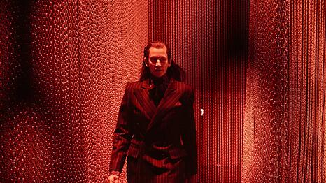 Woland ist als Tourist nach Moskau gekommen - und ist der Teufel. Wiebke Puls spielt diese mephistotelische Figur.