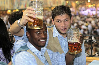 Für Feierlöwe Mate Ghvinianidze, hier zusammen mit seinem Kumpel Savio Nsereko auf der Löwen-Wiesn.