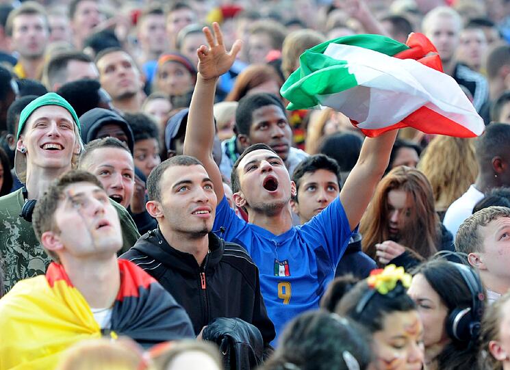 Eine italiensicher Fan in Köln.