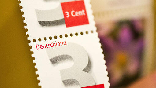 Die 3-Cent-Marke: Wer noch alte 55-Cent-Marken hat, wird viele davon brauchen. Die 3-Cent-Marke: Wer noch alte 55-Cent-Marken hat, wird viele davon brauchen.