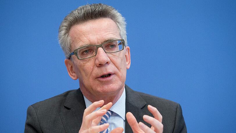 Thomas de Maiziere ist derzeit in Afghanistan, um die Menschen dort zu überzeugen, nicht nach Deutschland zu fliehen. Thomas de Maiziere ist derzeit in Afghanistan, um die Menschen dort zu überzeugen, nicht nach Deutschland zu fliehen.