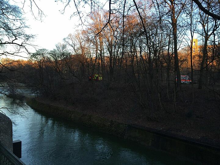 Rettungshelfer nähern sich der Unglücksstelle.