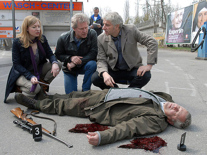Die Kommissare Batic (Miroslav Nemec, Mitte) und Leitmayr (Udo Wachtveitl) treffen am Tatort auf die Fahnderin Peschke (Antje Widdra)