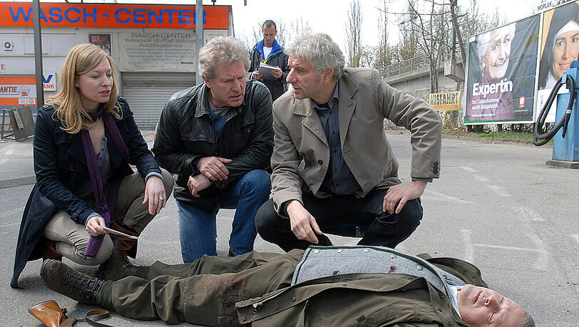 Die Kommissare Batic (Miroslav Nemec, Mitte) und Leitmayr (Udo Wachtveitl) treffen am Tatort auf die Fahnderin Peschke (Antje Widdra) Die Kommissare Batic (Miroslav Nemec, Mitte) und Leitmayr (Udo Wachtveitl) treffen am Tatort auf die Fahnderin Peschke (Antje Widdra)