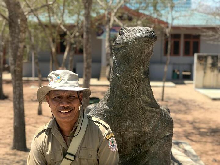 Chef-Ranger Johanes Rawineben einem Drachen-Denkmal im Nationalpark von Komodo.