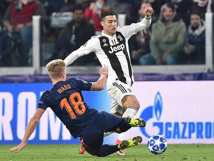 Juve-Star Cristiano Ronaldo (r) wird von Valencias Daniel Wass attackiert.