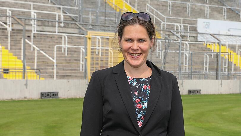 Vor der Westkurve, die überdacht werden könnte: Bürgermeisterin Verena Dietl (SPD). Vor der Westkurve, die überdacht werden könnte: Bürgermeisterin Verena Dietl (SPD).