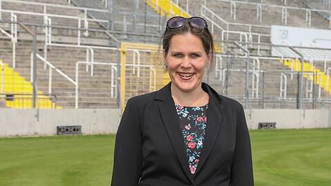 Vor der Westkurve, die überdacht werden könnte: Bürgermeisterin Verena Dietl (SPD).