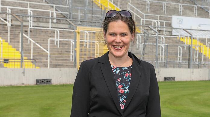 Vor der Westkurve, die überdacht werden könnte: Bürgermeisterin Verena Dietl (SPD).