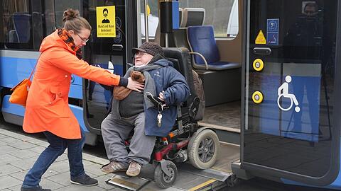 Hinein in eine Tram schafft es Münchens Behindertenbeauftragter Oswald Utz (Grüne) gerade noch so allein über den bestehenden Hublift. Heraus braucht er zwingend (Abbrems)hilfe.