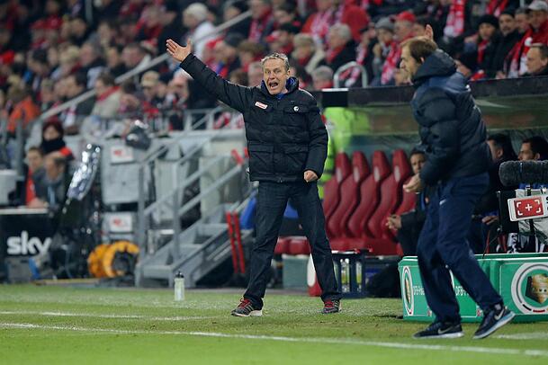 Christian Streich gestikuliert 2013 in Richtung des damaligen Mainz-Trainer Thomas Tuchel. Christian Streich gestikuliert 2013 in Richtung des damaligen Mainz-Trainer Thomas Tuchel.