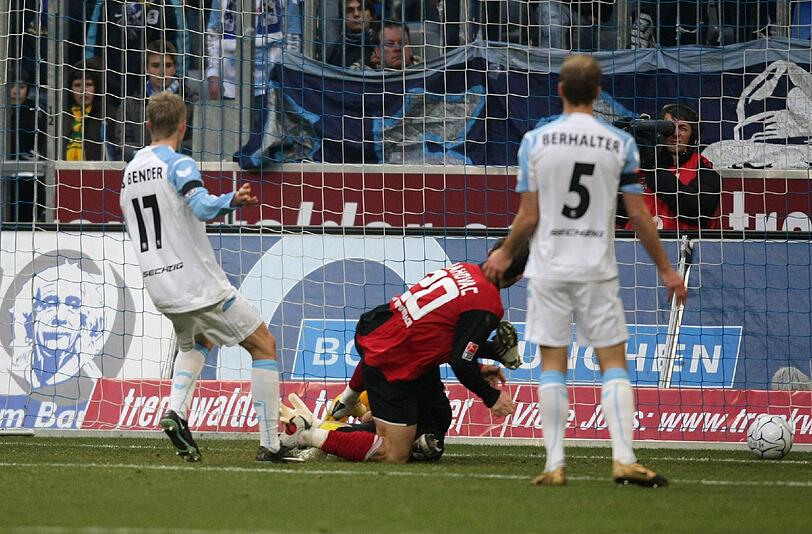 Der Torschütze und seine Zuschauer: Wehens Sanibal Orahovac, freundlich begleitet von Sven Bender und Gregg Berhalter, erzielt das 2:3. Keeper Philipp Tschauner ist schon geschlagen.