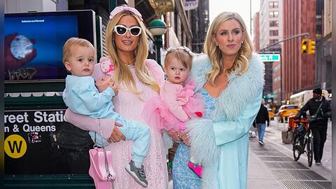 In aufeinander abgestimmten pastellfarbenen Outfits kamen Paris Hilton und ihre Schwester Nicky samt Kindern - hier Paris' Sohn und Tochter - zu einer von ihnen organisierten Charity-Veranstaltung in Manhattan.