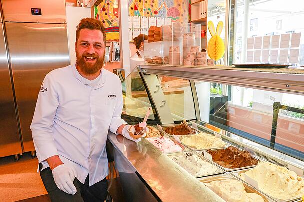 Der Filialleiter des "Ballabeni" Jonas Bissinger im "Stammhaus" in der Türkenstraße. Die Kugel Eis kostet 2,60 Euro. Der Filialleiter des "Ballabeni" Jonas Bissinger im "Stammhaus" in der Türkenstraße. Die Kugel Eis kostet 2,60 Euro.