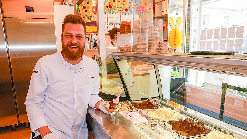 Der Filialleiter des "Ballabeni" Jonas Bissinger im "Stammhaus" in der Türkenstraße. Die Kugel Eis kostet 2,60 Euro. Der Filialleiter des "Ballabeni" Jonas Bissinger im "Stammhaus" in der Türkenstraße. Die Kugel Eis kostet 2,60 Euro.