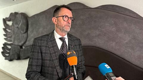 Der saarländische Innenminister Reinhold Jost (SPD) zeigte sich nach der Sitzung des Innen- und Justizausschusses noch immer geschockt von der Gewalttat in Völklingen, bei der ein Polizist erschossen wurde.