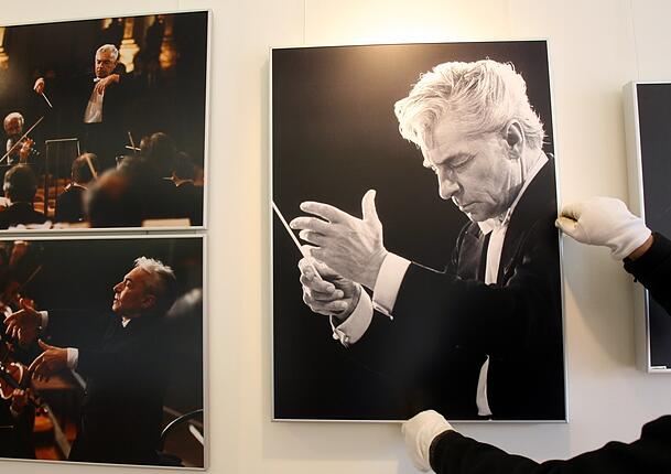 Die Ausstellung &bdquo;Herbert von Karajan - Der Dirigent und sein Fotograf&ldquo; im st&auml;dtischen Museum von &Uuml;berlingen zeigte 2008 Aufnahmen des &Uuml;berlinger Fotografen Siegfried Lauterwasser. Er hat Karajan &uuml;ber drei Jahrzehnte lang begleitet.
