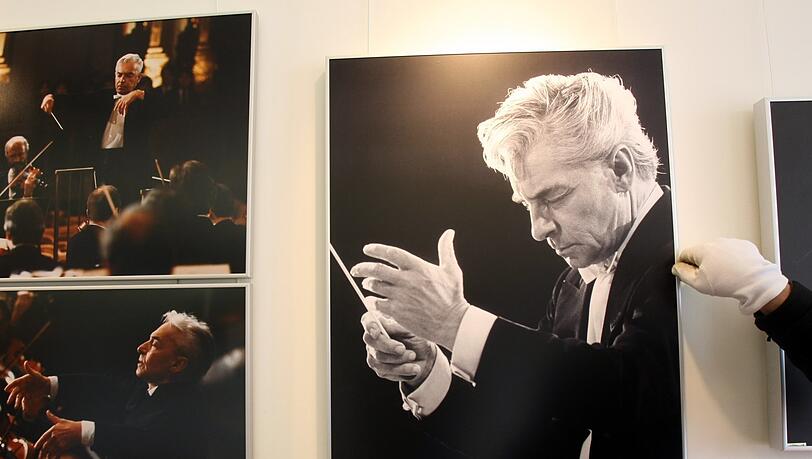 Die Ausstellung „Herbert von Karajan - Der Dirigent und sein Fotograf“ im städtischen Museum von Überlingen zeigte 2008 Aufnahmen des Überlinger Fotografen Siegfried Lauterwasser. Er hat Karajan über drei Jahrzehnte lang begleitet. Die Ausstellung „Herbert von Karajan - Der Dirigent und sein Fotograf“ im städtischen Museum von Überlingen zeigte 2008 Aufnahmen des Überlinger Fotografen Siegfried Lauterwasser. Er hat Karajan über drei Jahrzehnte lang begleitet.