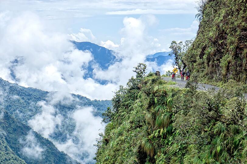 Die ber&uuml;chtigte Yungas Road in Bolivien, die auch "Death Road" genannt wird, windet sich in unz&auml;hligen Kurven von La Paz hinab in den Regenwald. Fr&uuml;her forderte die schmale, ungesicherte Stra&szlig;e jedes Jahr unz&auml;hlige Todesopfer. Heute ist sie f&uuml;r Autos gesperrt und wird nur noch von Mountainbikern genutzt. Die Abfahrt bleibt riskant. Immer wieder st&uuml;rzen Radfahrer in die ungesicherten Schluchten ab.
