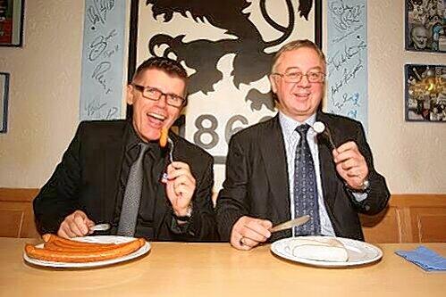 Die Würstl schmecken ihnen, die Aussagen von Uli Hoeneß weniger: Löwen-Geschäftsführer Manfred Stoffers und der neue Hauptsponsor Janusz Filipiak.
