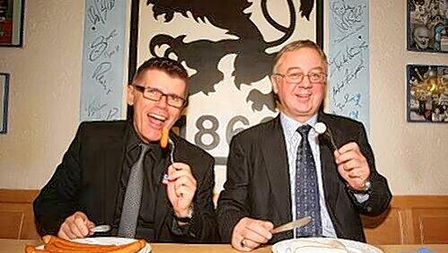 Die Würstl schmecken ihnen, die Aussagen von Uli Hoeneß weniger: Löwen-Geschäftsführer Manfred Stoffers und der neue Hauptsponsor Janusz Filipiak. Die Würstl schmecken ihnen, die Aussagen von Uli Hoeneß weniger: Löwen-Geschäftsführer Manfred Stoffers und der neue Hauptsponsor Janusz Filipiak.