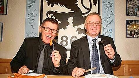 Die Würstl schmecken ihnen, die Aussagen von Uli Hoeneß weniger: Löwen-Geschäftsführer Manfred Stoffers und der neue Hauptsponsor Janusz Filipiak.