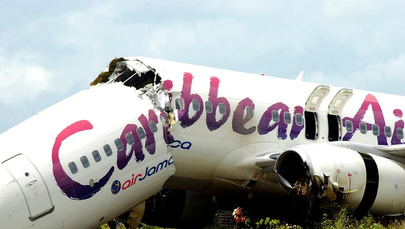 Bei der Bruchlandung der Caribbean-Air-Maschine brach der vordere Teil des Flugzeuges ab. Bei der Bruchlandung der Caribbean-Air-Maschine brach der vordere Teil des Flugzeuges ab.