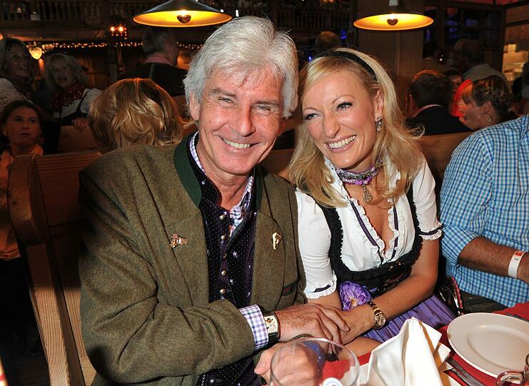 ...Kabarettistin Monika Gruber und Moderator Frederic Meissner witzeln auf der Wiesn-Party von Radio Gong.