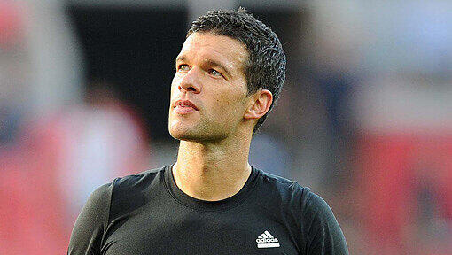 Zuletzt hatte Ballack eine Tendenz in Richtung USA erkennen lassen. Allerdings sollen die New York Red Bulls kein Interesse an einer Verpflichtung des 98-maligen Nationalspielers haben. Zuletzt hatte Ballack eine Tendenz in Richtung USA erkennen lassen. Allerdings sollen die New York Red Bulls kein Interesse an einer Verpflichtung des 98-maligen Nationalspielers haben.
