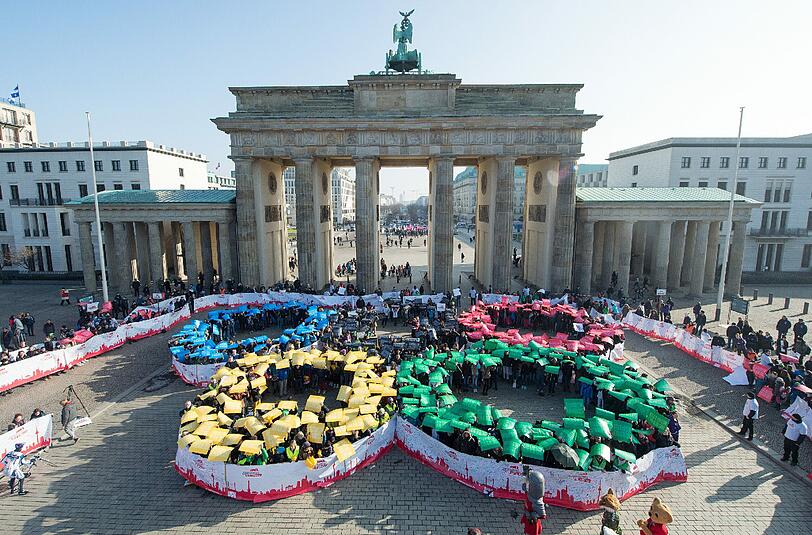 Schüler bilden am 19.02.2015 in Berlin vor dem Brandenburger Tor die Olympischen Ringe nach. Knapp 100.000 Unterschriften unterstützen die Bewerbung des Deutschen Olympischen Sportbunds (DOSB).