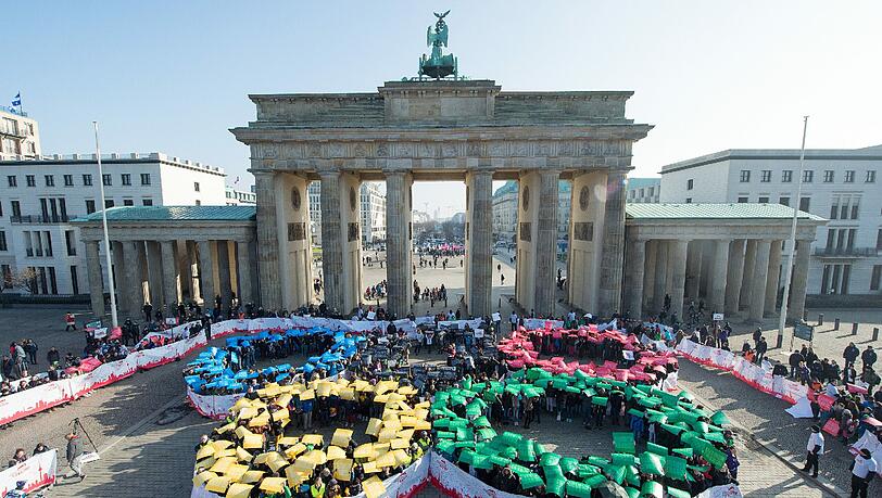 Schüler bilden am 19.02.2015 in Berlin vor dem Brandenburger Tor die Olympischen Ringe nach. Knapp 100.000 Unterschriften unterstützen die Bewerbung des Deutschen Olympischen Sportbunds (DOSB). Schüler bilden am 19.02.2015 in Berlin vor dem Brandenburger Tor die Olympischen Ringe nach. Knapp 100.000 Unterschriften unterstützen die Bewerbung des Deutschen Olympischen Sportbunds (DOSB).