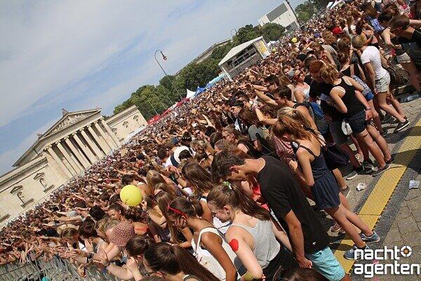 Etliche Musikbegeisterte tummelten sich am Samstag beim "Oben Ohne Open Air" auf dem Königsplatz.