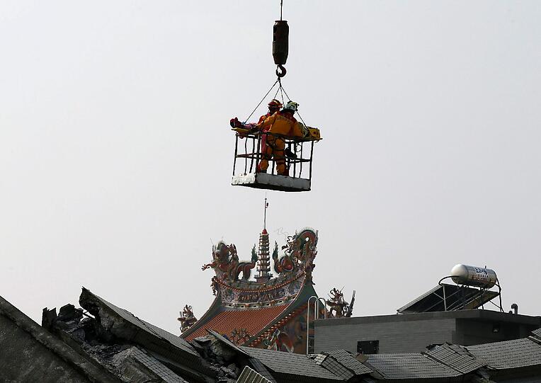 Bei einem schweren Erdbeben in Taiwan kamen mindestens fünf Menschen ums Leben, zahlreiche wurden verletzt. Rettungskräfte suchen seit den Morgenstunden nach Verschütteten.