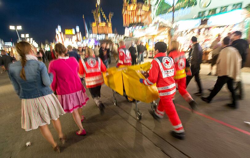 Wiesn-Wunder: Mitarbeiter des Münchner Roten Kreuzes konnten auf dem Oktoberfest einen Mann wiederbeleben.