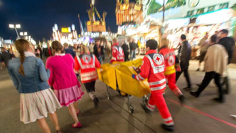 Wiesn-Wunder: Mitarbeiter des Münchner Roten Kreuzes konnten auf dem Oktoberfest einen Mann wiederbeleben. Wiesn-Wunder: Mitarbeiter des Münchner Roten Kreuzes konnten auf dem Oktoberfest einen Mann wiederbeleben.