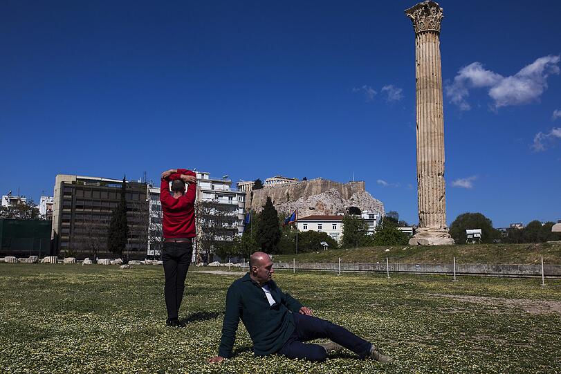 Eine Performance vor dem Tempel des Olympischen Zeus in Athen.