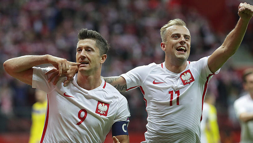 Robert Lewandowski (links) und Kamil Grosicki bejubeln einen polnischen Treffer beim 3:0 gegen Kasachstan. Robert Lewandowski (links) und Kamil Grosicki bejubeln einen polnischen Treffer beim 3:0 gegen Kasachstan.