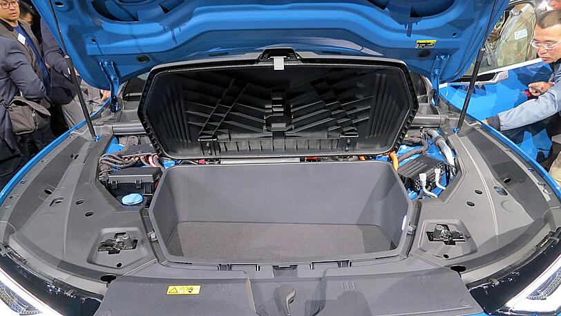 Dank des kleinen Frontmotors bleibt vorne Platz für einen Zusatz-Kofferraum.