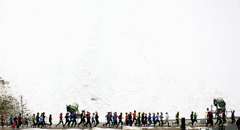 Etwa 1500 Teilnehmer rannten mit beim Nikolauslauf im Olympiapark.