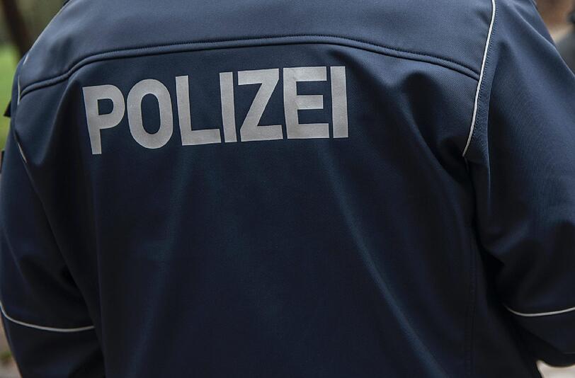 Die Polizisten bemerkten den Brand am eigenen Dienstwagen (Symbolbild).