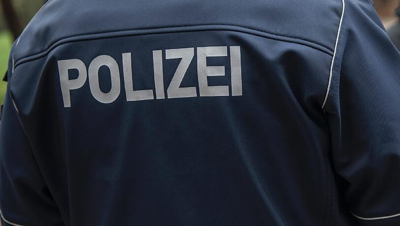 Die Polizisten bemerkten den Brand am eigenen Dienstwagen (Symbolbild). Die Polizisten bemerkten den Brand am eigenen Dienstwagen (Symbolbild).