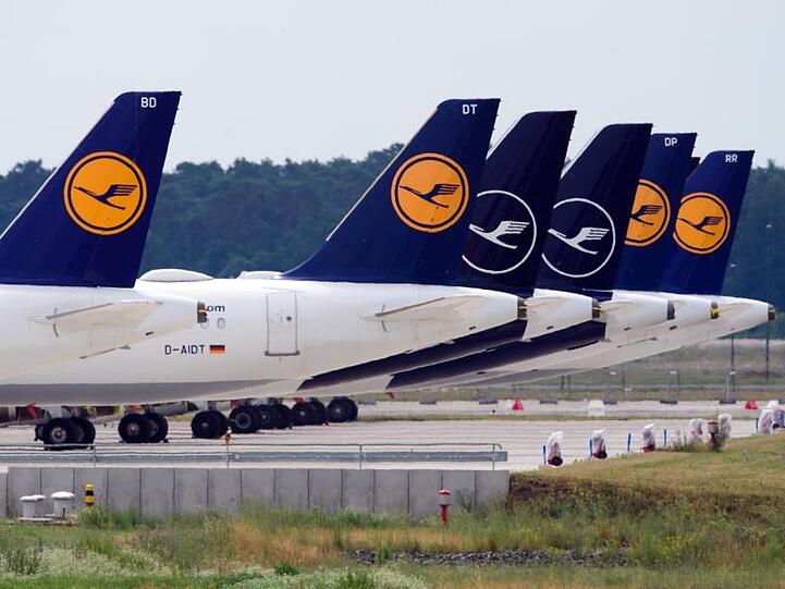 Flugzeuge der Fluggesellschaft Lufthansa stehen am Rand des Rollfeldes nebeneinander. Foto: Soeren Stache/dpa-Zentralbild/dpa/Archivbild