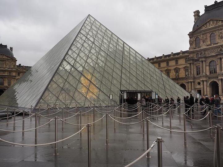 Blick auf die Pyramide im Innenhof des Louvre-Museums. 10,2 Millionen haben das Museum im vergangenen Jahr besucht.