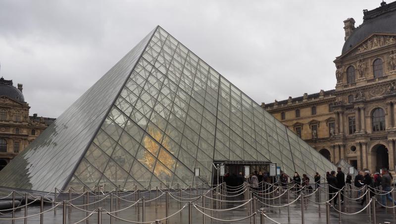 Blick auf die Pyramide im Innenhof des Louvre-Museums. 10,2 Millionen haben das Museum im vergangenen Jahr besucht. Blick auf die Pyramide im Innenhof des Louvre-Museums. 10,2 Millionen haben das Museum im vergangenen Jahr besucht.