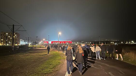Die Mainzer Fans machen sich auf dem Weg zum Stadion.